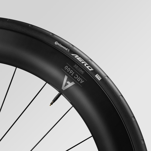 DT Swissの新型ARC 1600 DICUTは、高速性能に優れた第3世代の最新カーボンホイール。前後セット1,709gの65mmのディープリムは軽さと空力性能を高度にバランス。新しいリムの断面形状はユニークなV型で、リム内幅が22mmへと広がり、快適性と高速性能が向上。高品質のDT Swiss 350ハブは、信頼性の高いDTのラチェットシステムを搭載。また、DT AERO COMP&reg;スポークで、圧倒的な信頼性を実現しています。タイヤはフロント：Continental Aero 111, 26mm、リア：Continental Grand Prix 5000 S TR, 28mm。