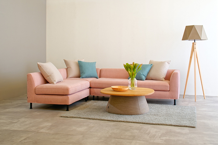 Sofa MOLLE [Corner Set] :￥582,450  Table REMORA [Low Table L Fabric/Oak] : &yen;169,180   Floor Lamp AW-0572 :￥45,980  Rug SEMI-FREEZESHAGGY　[140&times;200cm] :￥117,040