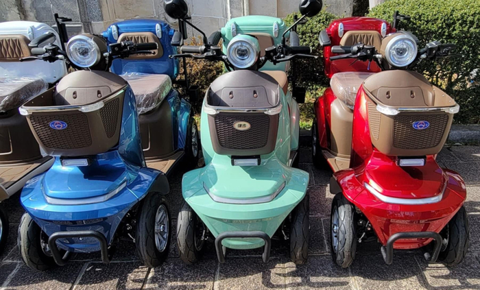 車体色 ブルーメタリック、ライトグリーン、レッドメタリック