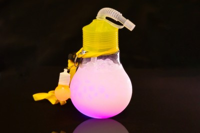 【NEW】光る電球ドリンク 800円/1,000円 販売場所：ピピンズハウス、ファルコンカフェ、ジューサーバー
