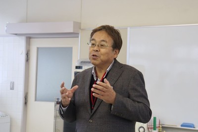 「ベニザケの養殖に成功したのは高校で世界初です」と話す山本准教授