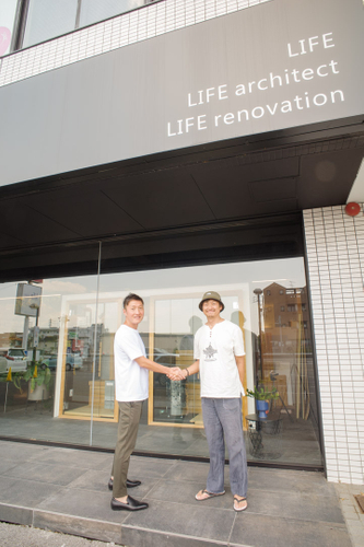 岐阜県大垣市 株式会社ライフの本社にて 左:株式会社ライフ代表 藤塚/右:ZettaHax合同会社代表 佐藤