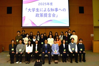 政策提言に参加した5大学の学生と大村知事