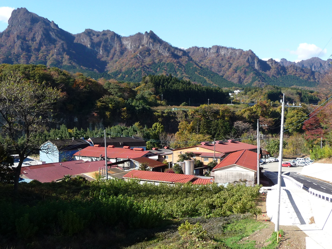 碓氷製糸(妙義山を背景に)