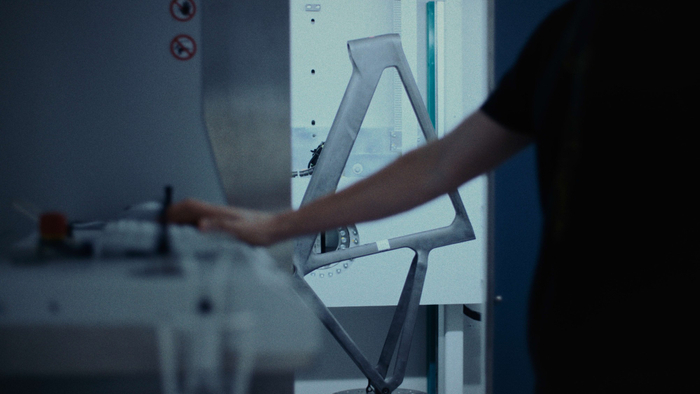 強化されたCFRカーボンレイアップ： エンデュレース CFRは、高強度を実現する東レ製T1100およびT800カーボンファイバーに加え、専用のYS80ピッチ系ファイバーを採用。これによりヘッドチューブ剛性を10％向上（Aeroad CFR：103 N/&deg; &rarr; Endurace CFR：115 N/&deg;）しています。これは、最大強度でのアタックや石畳での正確なハンドリング性能を求めるプロライダーの要望から生まれたものです。