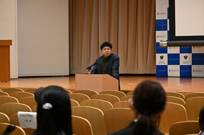 映画監督こささりょうま氏の講評を聞くメンバー