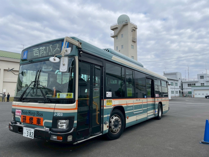 自衛隊に持ち込んだ大型バスの様子