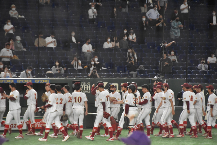 天理大学に勝利し、喜ぶナインたち