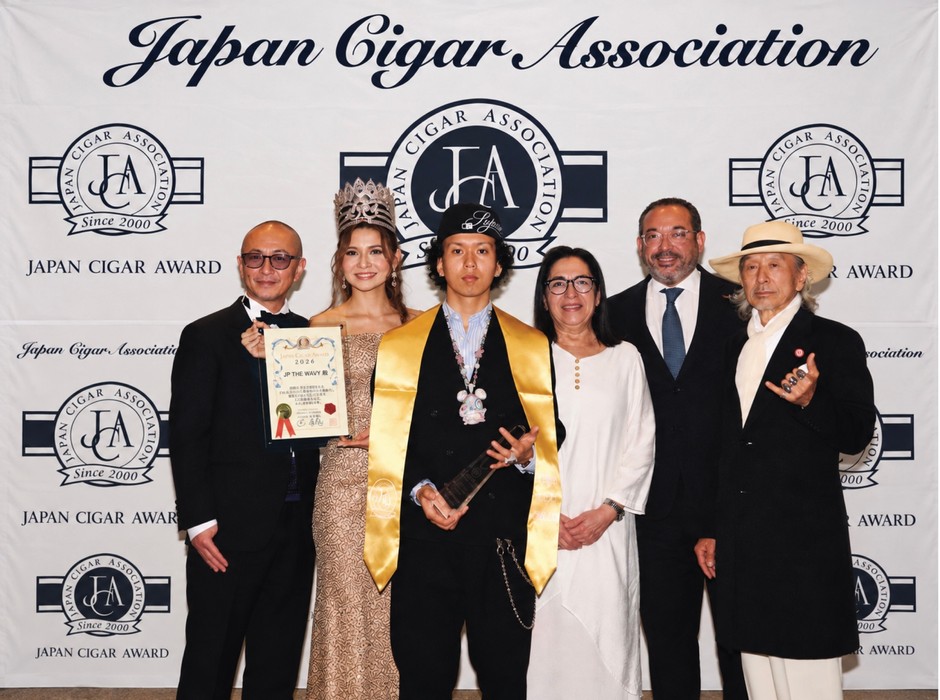 写真右から、一般社団法人 日本葉巻協会(JCA)代表理事・辻厚成氏、駐日ドミニカ共和国特命全権大使・エドワード・アニバル・ペレス・レジェス閣下、駐日キューバ共和国特命全権大使・ヒセラ・ベアトリス・ガルシア・リベラ閣下、「JAPAN CIGAR AWARD 2026」受賞者・JP THE WAVY氏、ミス・シガー・ジャパン2026のアナ・パウラ・マツモト氏、S.T. DUPONT Japon代表取締役社長・向井透氏。 photo by Kazumi Watanabe