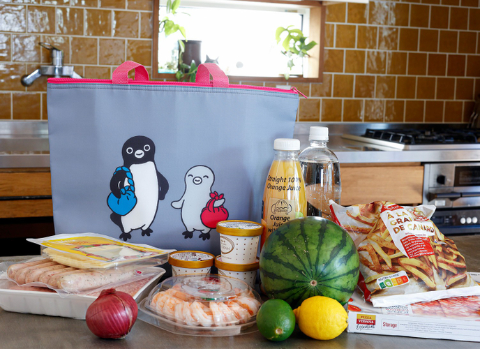 使用イメージ：SuicaのペンギンのBig保冷トートバッグ〈ピンクグレー〉
