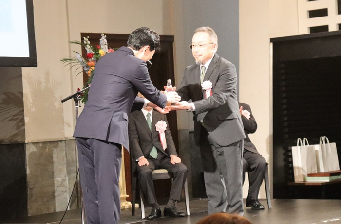 知事から賞牌が手渡されます