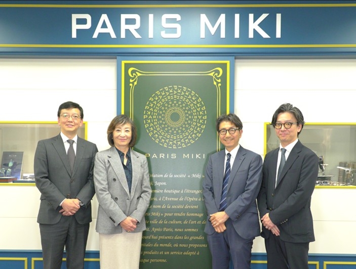 写真左より、一般社団法人ソーシャルビジネスバンク 代表理事 東 信吾様、Aimowl株式会社 代表取締役社長 髙城 いづみ様、 株式会社パリミキホールディングス 代表取締役会長 多根 幹雄、株式会社パリミキ 営業本部長 成尾 斗夢