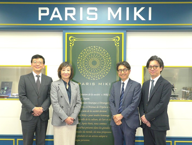 写真左より、一般社団法人ソーシャルビジネスバンク 代表理事 東 信吾様、Aimowl株式会社 代表取締役社長 髙城 いづみ様、 株式会社パリミキホールディングス 代表取締役会長 多根 幹雄、株式会社パリミキ 営業本部長 成尾 斗夢