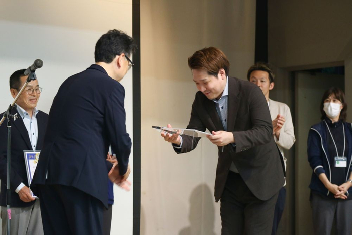 大西熊本市長より、記念盾が手渡されました。