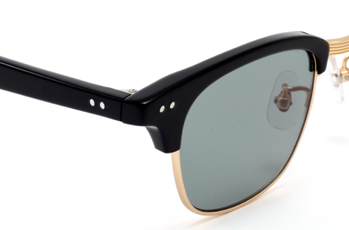 異素材のコンビネーションで質感を高めている