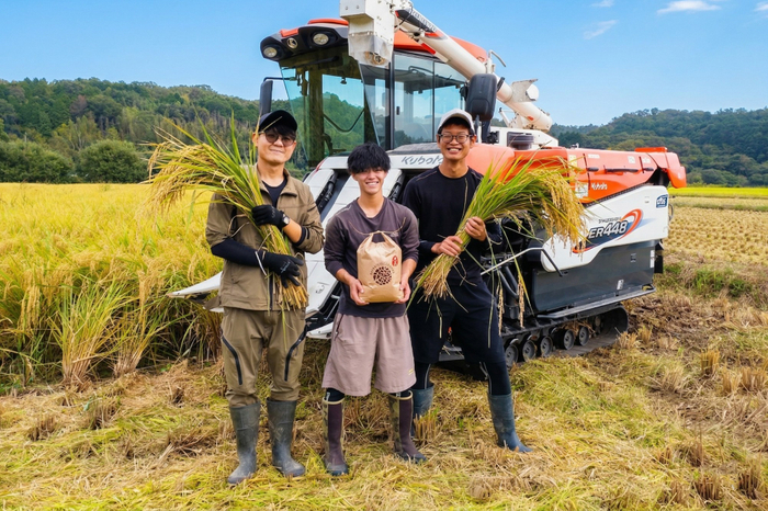 【自社農園で働くスタッフ】