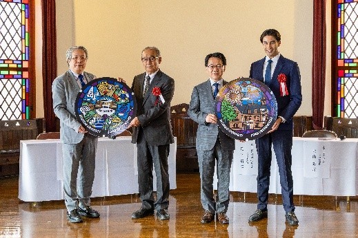 左から、副学長 宿久、北山氏、学長 小原、足立氏