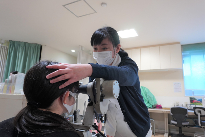 両眼視機能検査を担当