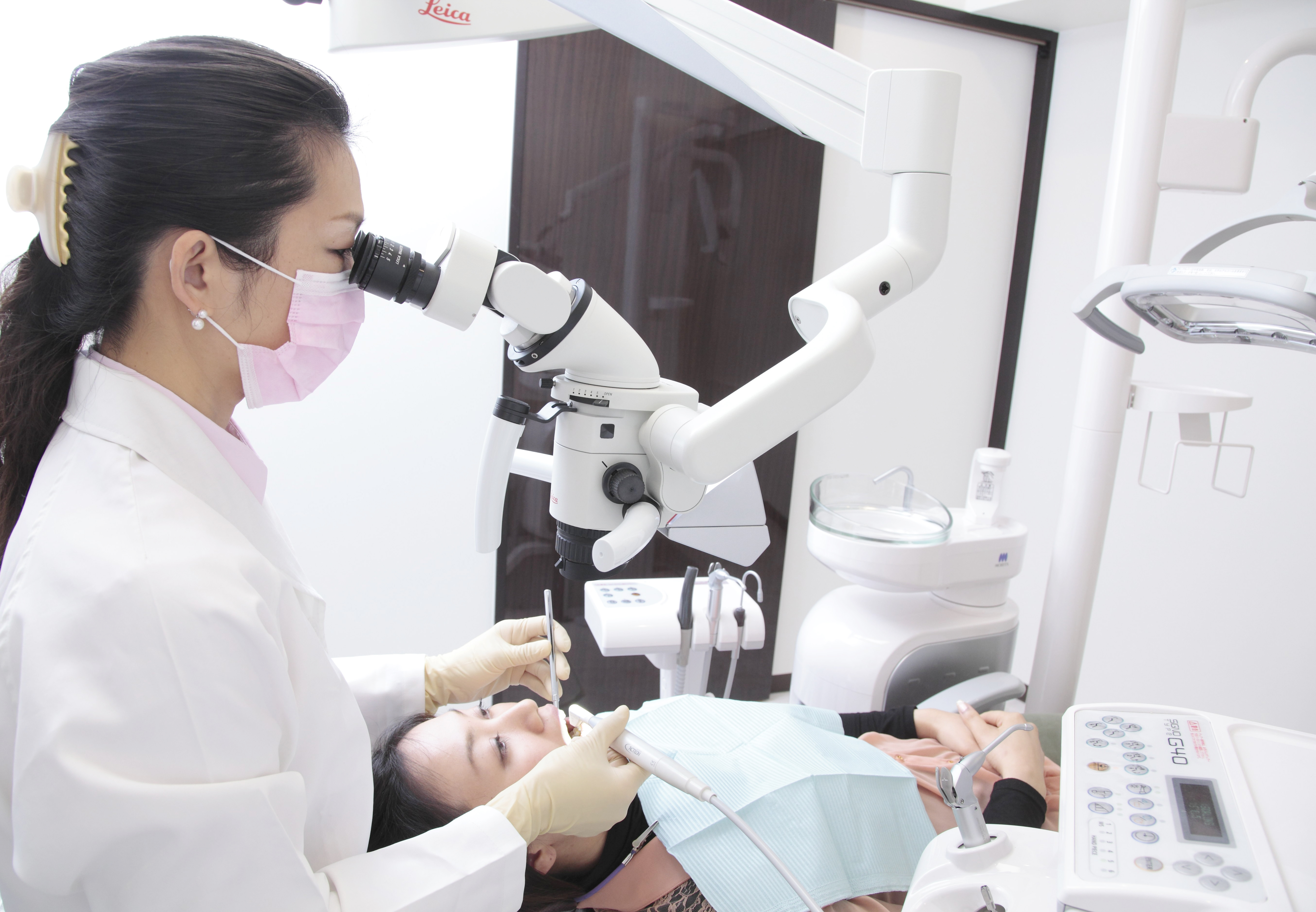 予知性の高い歯科治療のために、マイクロスコープを使用