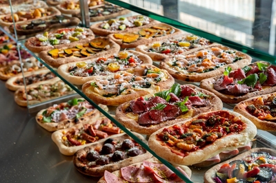 ピザショーケースには食べ放題ピザがいっぱい