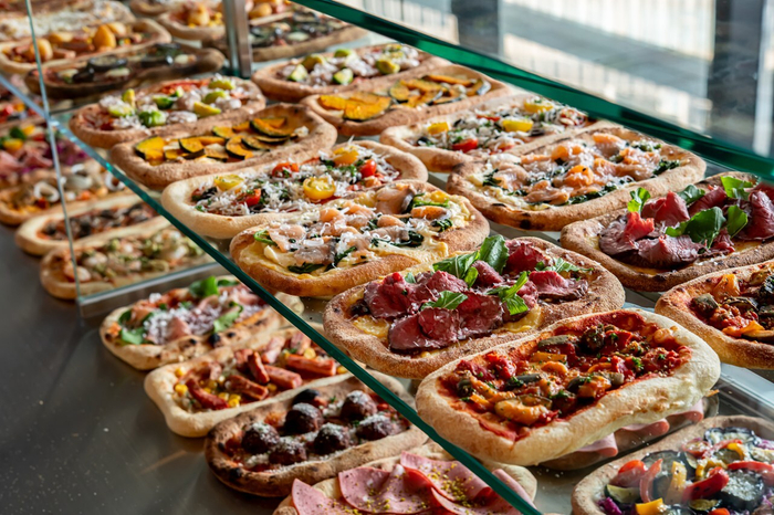 ピザショーケースには食べ放題ピザがいっぱい