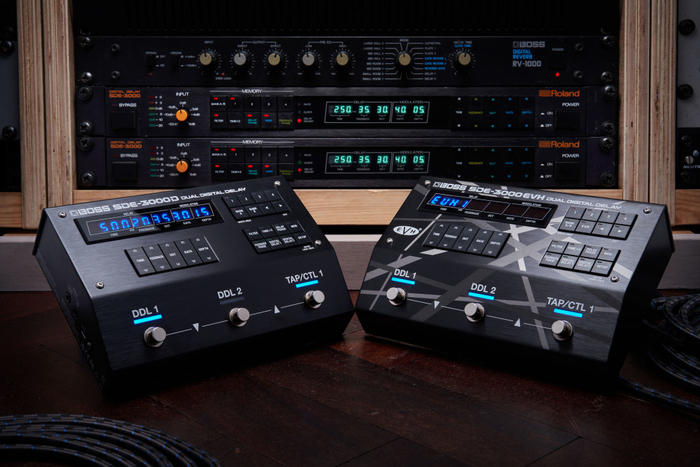 『SDE-3000D』(左)、『SDE-3000EVH』(右)と「SDE-3000」(後)