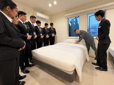 教育担当MGRからのベッドメイク指導