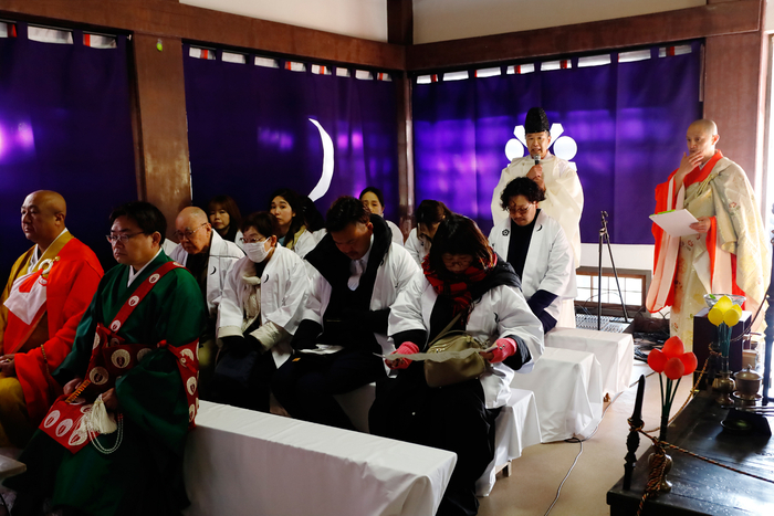 拝殿でお参りすることも出来ます。