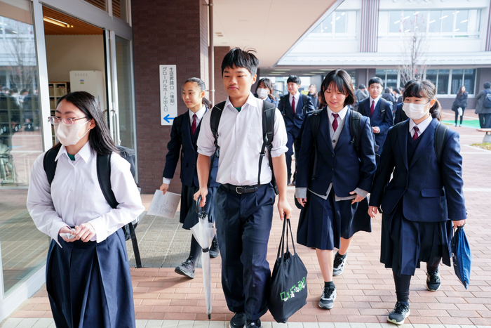 少し緊張した表情と期待を胸に、中高生たちは会場へ