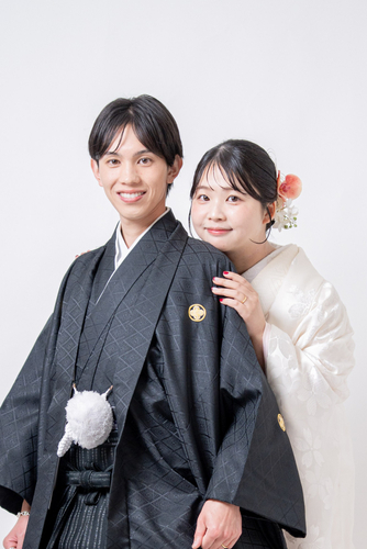 白無垢姿の花嫁様と黒紋付の新郎様の撮影ショット
