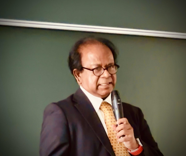 講演するクマーラ名誉教授