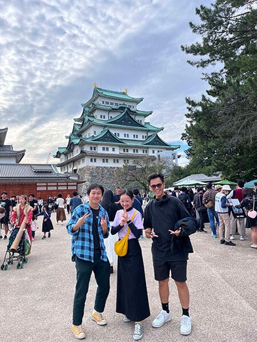 初めての日本への旅行で名古屋を訪れました。背後にあるのは名古屋城です