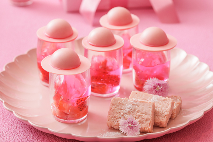 ▲ガーリーなアセロラジュレ~ハット~と、フランス産のクリームチーズを使用した濃厚な味わいのテリーヌチーズショコラ