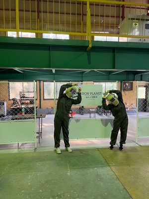 溶接面と作業着に着替えて体験