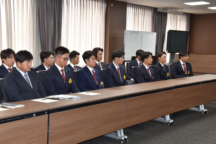 出場報告に出席した山内コーチ（前列左端）と部員たち