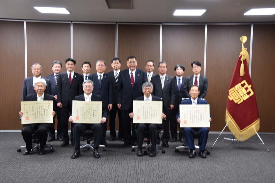 称号記を手にする名誉教授の方々と出席者
