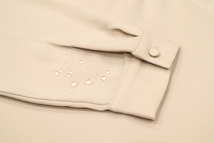撥水の様子、袖口のクルミ釦