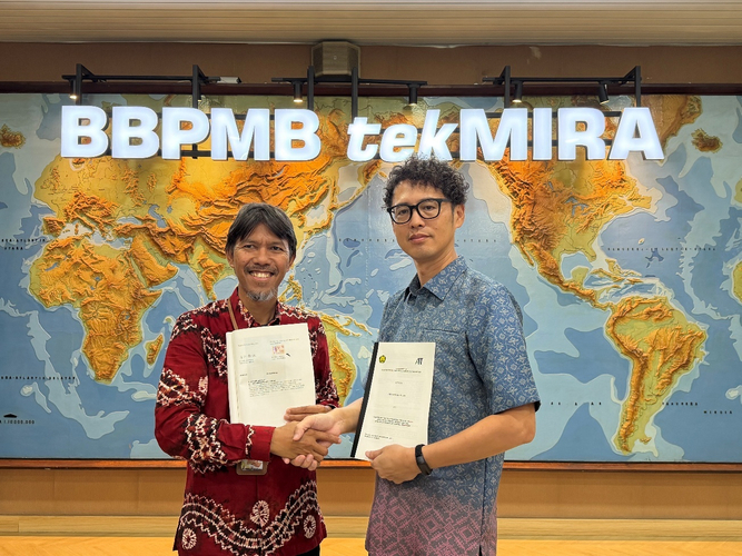 テックミラ スラメット試験開発部長(左)、インドネシア現地法人 PT ATP BIO INDONESIA 瀧社長(右)