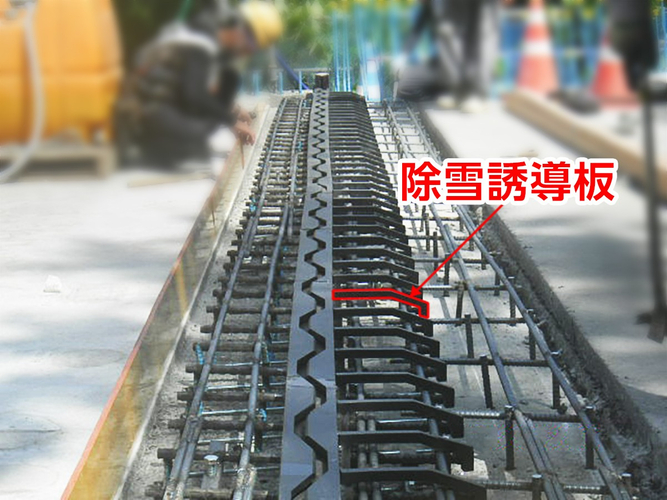 除雪グレーダー対策の除雪誘導板を標準装備