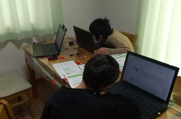 寄贈の学習用端末を熱心に操作する子どもたちの様子