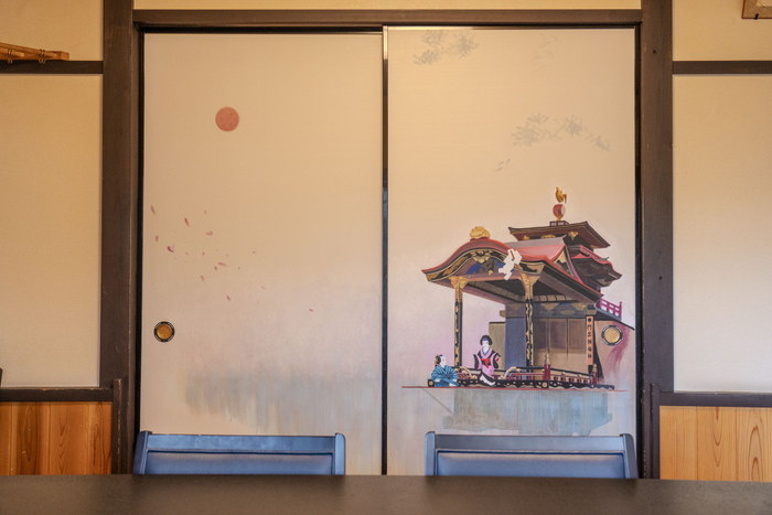 抽象画を得意とするアーティスト仁藤ならではのタッチで描かれる中、曳山と役者だけは日本画の技法も取り入れつつ、具象化されている