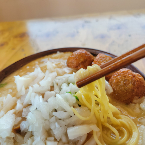 下中玉ねぎがたっぷり入った特製ラーメン