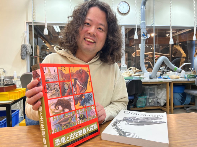 発刊された大図鑑を手にする林准教授=理大恐竜学博物館で