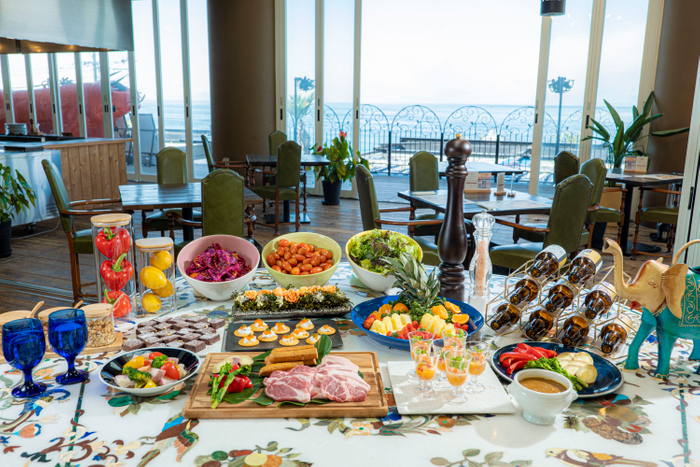 ▲一面に広がる海を眺めながら食事を堪能