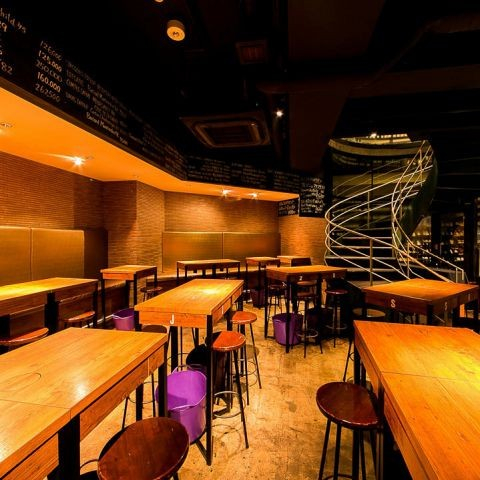 地下へと続く螺旋階段を囲むワインセラーが特徴的なマルゴグランデ（東京／新宿三丁目）