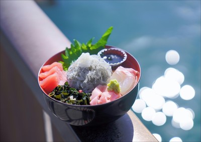 「淡路島タコステ」名物の生しらす丼(税込1,280円)