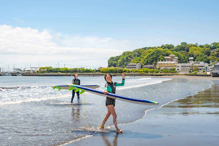仲間とサーフィンをエンジョイ