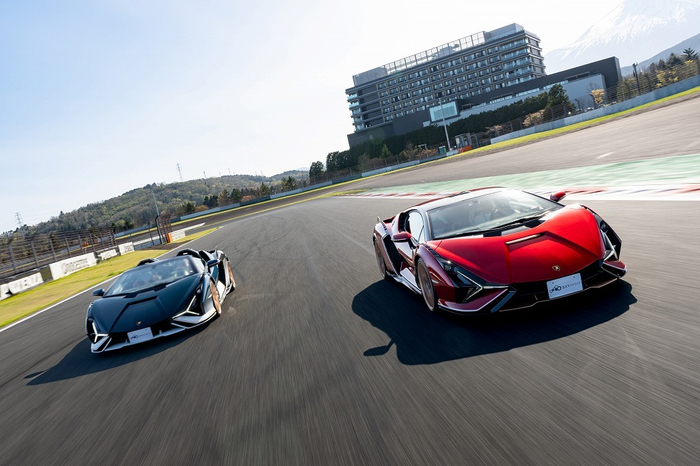 THE SKY GROUP DAY パレードラン (左) LamborghiniSIANRoadster (右) LamborghiniSIANFKP37