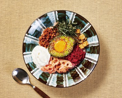 Tsumugiオリジナルブッダボウル「月見アボカドと納豆のブッダボウル」 1,100円(税込1,210円)