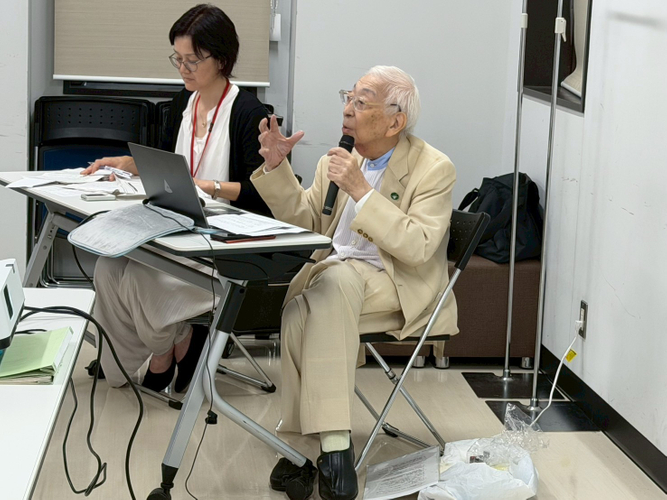 学生たちに被爆体験と核廃絶運動などについて話す田中さん